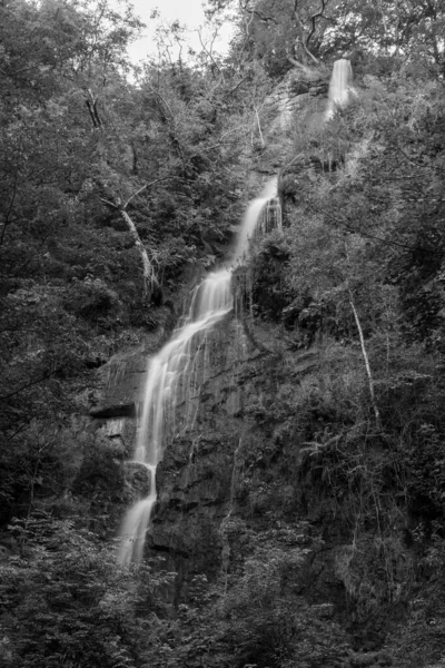 Lång Exponering Vattenfallet Rinner Över Klippan Vid Canonteign Falls Dartmoor — Stockfoto