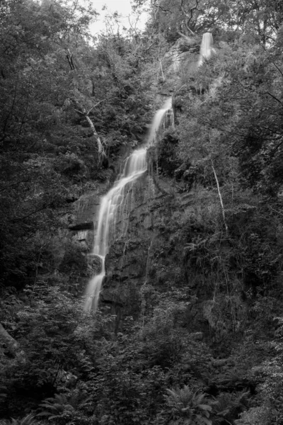Lång Exponering Vattenfallet Rinner Över Klippan Vid Canonteign Falls Dartmoor — Stockfoto