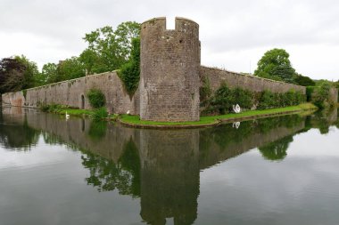Somerset 'teki Bishops Sarayı' nın hendek ve sınır duvarı görünüyor.