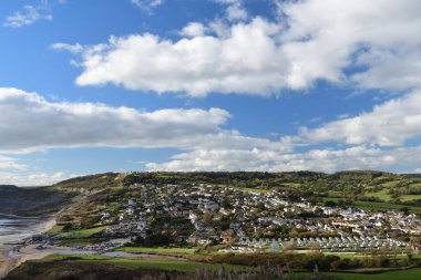 Dorset 'te güneşli bir günde Charmouth' un manzarası