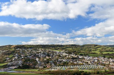 Dorset 'te güneşli bir günde Charmouth' un manzarası