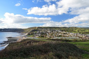 Dorset 'te güneşli bir günde Charmouth' un manzarası