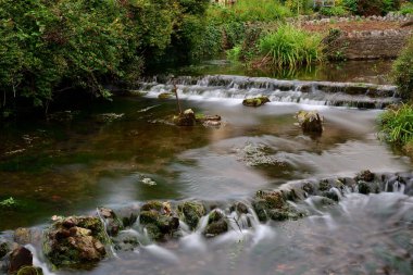 Somerset 'teki Çedar Köyü' nden akan nehre uzun süre maruz kalmış.