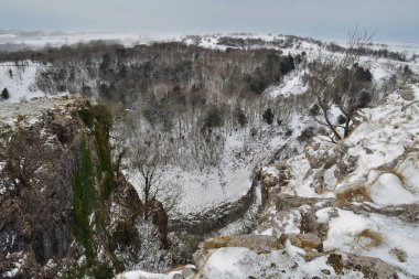Karlı bir günde Somerset 'teki Çedar vadisinin tepesinden görüntüle