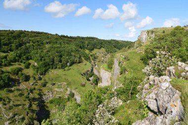 Güneşli bir günde Somerset 'teki Çedar vadisinin tepesinden görüntüle