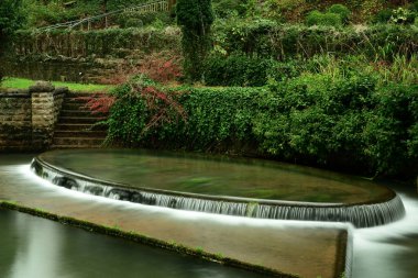 Somerset 'teki Çedar köyünde uzun süre süs şelalesi görüldü.