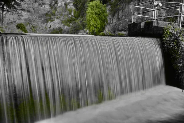 Färgstänk Vattenfallet Vid Kvarnen Cheddar Gorge Somerset — Stockfoto