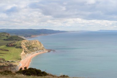 Altın şapkalı dağın tepesinden ve Dorset 'teki Seatown plajından görüntü