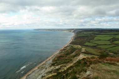Dorset kıyı şeridinin altın kaplama dağının tepesinden görüntü