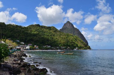 Saint Lucia 'daki Piton dağlarının manzarası.