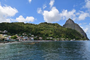 Saint Lucia 'daki Piton dağlarının manzarası.