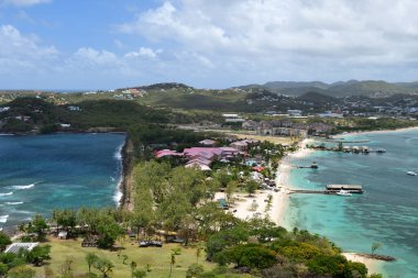 Karayip denizinin Saint Lucia 'da Atlantik okyanusuyla buluştuğu yere bakan güvercin adasının tepesinden bak.