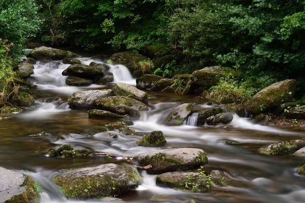 Lång Exponering Floden Rinner Genom Skogen Vid Watersmeet Devon — Stockfoto