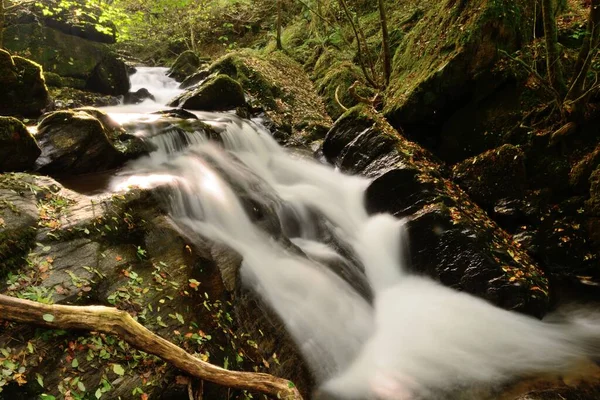 Dlouhé Vystavení Vodopádu Lesích Watersmeetingu Národním Parku Exmoor — Stock fotografie