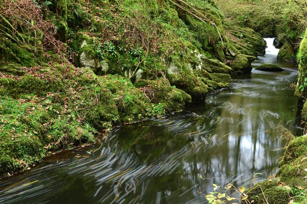 Lång Exponering Floden Rinner Genom Lång Pool Vid Watersmeet Exmoor — Stockfoto