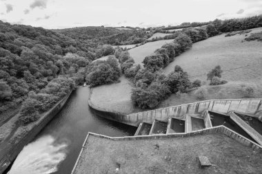 Somerset 'teki Wimbleball Gölü' ndeki barajın tepesinden bak.