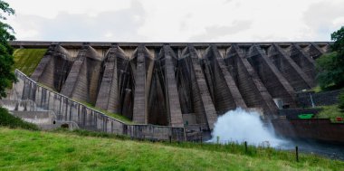 Somerset 'teki Wimbleball Gölü' ndeki barajın panoramik fotoğrafı