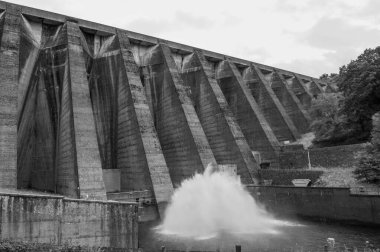 Somerset 'teki Wimbleball Gölü' ndeki barajın siyah beyaz fotoğrafı.