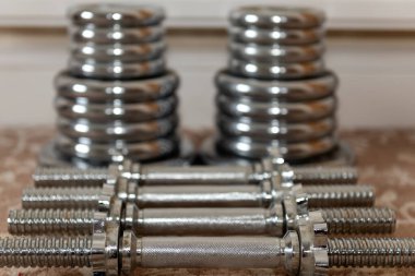 Evde yerde ağırlık kaldırma ekipmanlarını kapat.