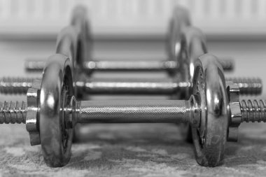 Evdeki dambılların siyah beyaz fotoğrafı.