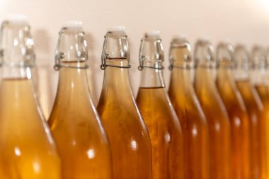 Bir sıra ev yapımı elma şarabı şişesini kapatın. Yoğunlaştırılmış elma şarabı.