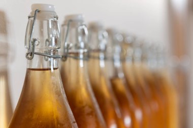 Bir sıra ev yapımı elma şarabı şişesini kapatın. Yoğunlaştırılmış elma şarabı.