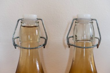 Ev yapımı elma şarabı şişelerinden ikisini kapat. 