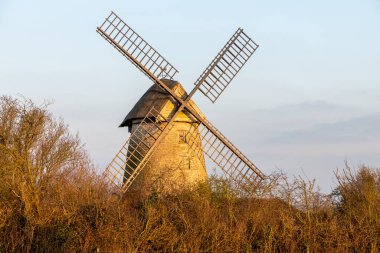 Somerset 'teki High Ham' daki Stembridge Değirmeni. Somerset 'te kalan son sazdan yel değirmeni..