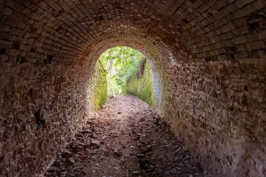 Porlock Weir 'dan Somerset' teki Culbone Kilisesi 'ne kadar güney batı kıyı yolundaki Peri Masalı Tünelleri' nin görüntüsü.