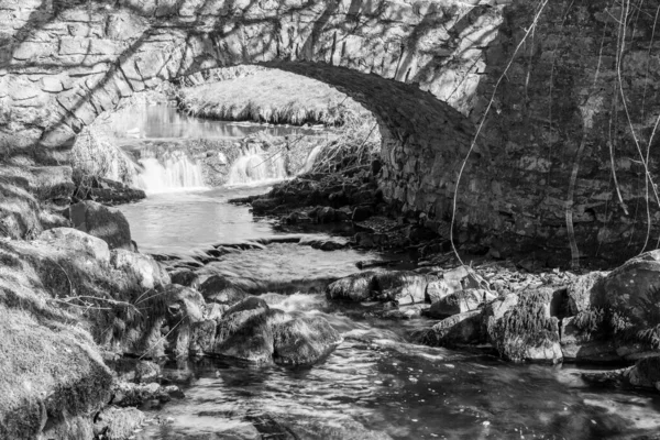Lange Blootstelling Van Weir Water Rivier Stroomt Onder Robbers Bridge — Stockfoto