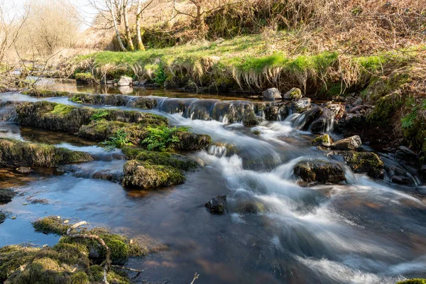 Lång Exponering Weir Water Floden Rinner Genom Dalen Vid Robbers — Stockfoto