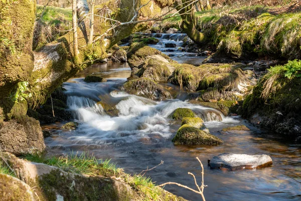Lång Exponering Weir Water Floden Rinner Genom Dalen Vid Robbers — Stockfoto