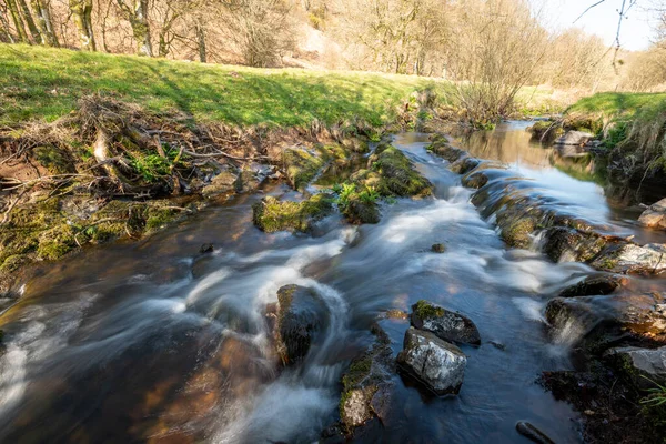 Lång Exponering Weir Water Floden Rinner Genom Dalen Vid Robbers — Stockfoto