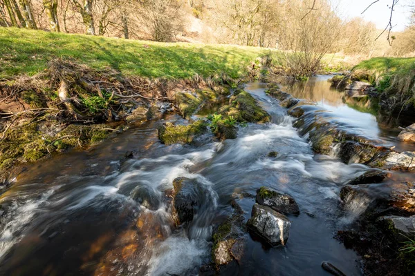 Lång Exponering Weir Water Floden Rinner Genom Dalen Vid Robbers — Stockfoto