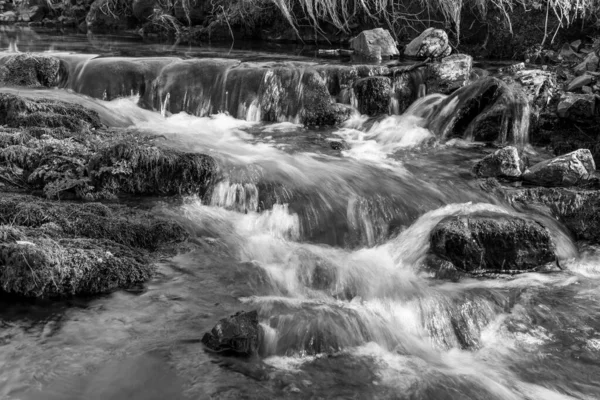 Lange Blootstelling Van Weir Water Rivier Stroomt Door Vallei Bij — Stockfoto