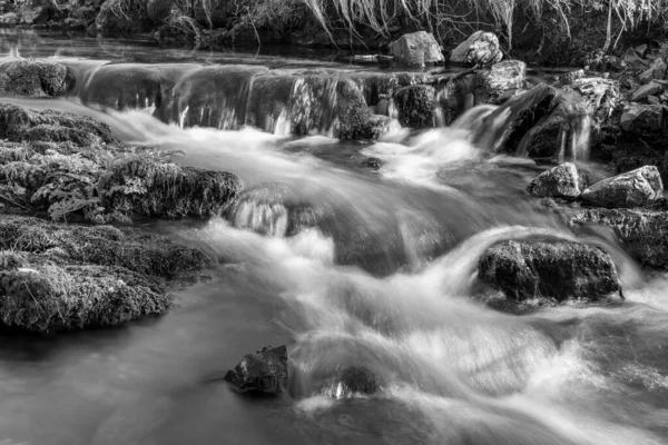 Lange Blootstelling Van Weir Water Rivier Stroomt Door Vallei Bij — Stockfoto