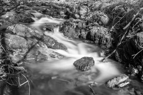 Hosszú Expozíció Weir Folyó Folyik Völgyön Rablók Hídja Exmoor Nemzeti — Stock Fotó