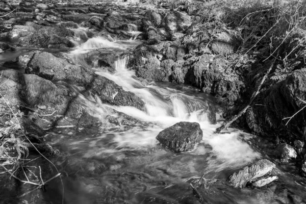 Lunga Esposizione Del Fiume Weir Water Che Scorre Attraverso Valle — Foto Stock