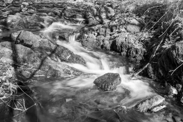 Longa Exposição Rio Weir Water Que Atravessa Vale Ponte Robbers — Fotografia de Stock