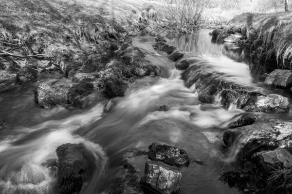 Μεγάλη Έκθεση Του Ποταμού Weir Water Που Ρέει Μέσα Από — Φωτογραφία Αρχείου