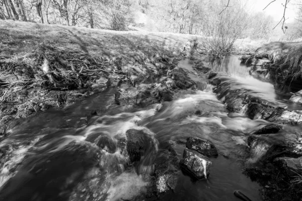 Larga Exposición Del Río Weir Water Que Fluye Través Del — Foto de Stock
