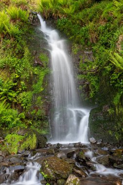 Woody Bay 'den Devon' daki Heddons Mouth 'a kadar Güney Batı Yakası' ndaki Hollowbrook şelalesinin uzun bir görüntüsü.