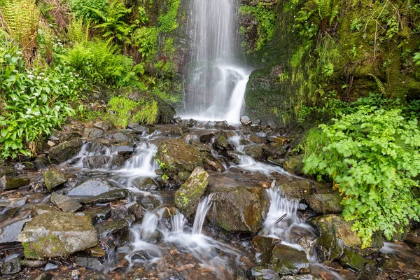 Woody Bay 'den Devon' daki Heddons Mouth 'a kadar Güney Batı Yakası' ndaki Hollowbrook şelalesinin uzun bir görüntüsü.