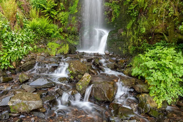 Woody Bay 'den Devon' daki Heddons Mouth 'a kadar Güney Batı Yakası' ndaki Hollowbrook şelalesinin uzun bir görüntüsü.