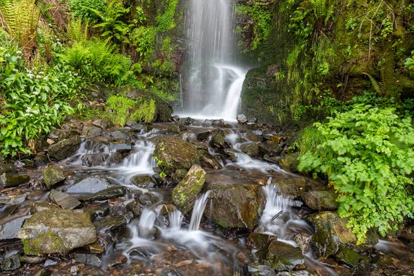 Woody Bay 'den Devon' daki Heddons Mouth 'a kadar Güney Batı Yakası' ndaki Hollowbrook şelalesinin uzun bir görüntüsü.