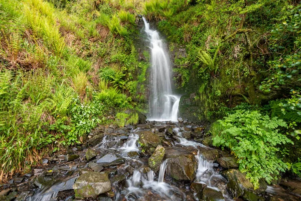 Woody Bay 'den Devon' daki Heddons Mouth 'a kadar Güney Batı Yakası' ndaki Hollowbrook şelalesinin uzun bir görüntüsü.