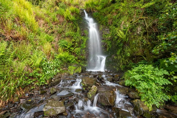 Woody Bay 'den Devon' daki Heddons Mouth 'a kadar Güney Batı Yakası' ndaki Hollowbrook şelalesinin uzun bir görüntüsü.