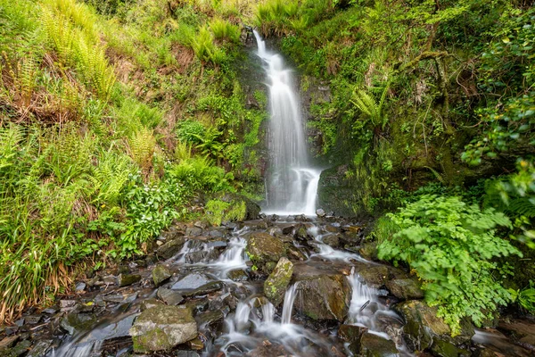 Woody Bay 'den Devon' daki Heddons Mouth 'a kadar Güney Batı Yakası' ndaki Hollowbrook şelalesinin uzun bir görüntüsü.