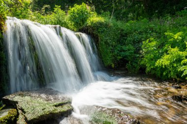 Devon 'daki Lee Abbey Sahili' ne akan şelalenin uzun görüntüsü.