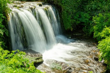 Devon 'daki Lee Abbey Sahili' ne akan şelalenin uzun görüntüsü.